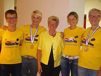 Farblich passend: Die "Rasanten Tanten" der DLRG Teuschnitz nahmen an der Weltmeisterschaft im Rettungsschwimmen teil. Das Bild zeigt (von links) Karin Dressel, Gabriele Grüdl, Silvia Jakob und Barbara Neubauer mit Bürgermeisterin Gabriele Weber (Mitte). Foto: Heike Schülein