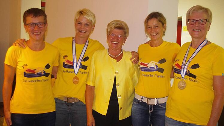 Farblich passend: Die "Rasanten Tanten" der DLRG Teuschnitz nahmen an der Weltmeisterschaft im Rettungsschwimmen teil. Das Bild zeigt (von links) Karin Dressel, Gabriele Grüdl, Silvia Jakob und Barbara Neubauer mit Bürgermeisterin Gabriele Weber (Mitte). Foto: Heike Schülein