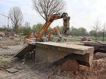 Die letzten Reste der Flutbrücke werden zertrümmert. Foto: Andreas Dorsch