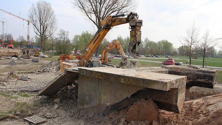 Die letzten Reste der Flutbrücke werden zertrümmert. Foto: Andreas Dorsch