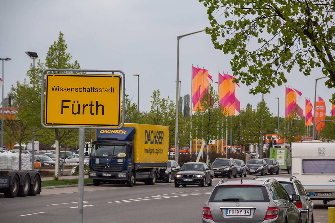 Folgenschwerer Betriebsunfall auf BaumarktgeländePalette rutscht von Gabelstapler – 31-jähriger Kunde wird von Betonsteinen begraben und stirbt