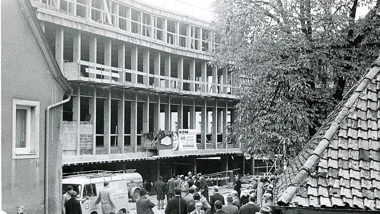 Das Richtfest des KDM-Neubaus war seinerzeit in Kulmbach ein Volksfest. In den sechziger Jahren galt es als modern, große Kaufhäuser in die Altstädte reinzupressen.  Foto: Archiv StephanTiroch