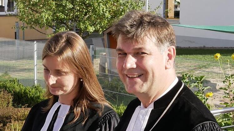 In einer Prozession,  mit allen, die dienstlich und ehrenamtlich mit Pfarrerin Romina Englert den Alltag teilten, schritt Englert als letzte neben Dekan Kirchberger zum Gotteshaus.     Manja von Nida