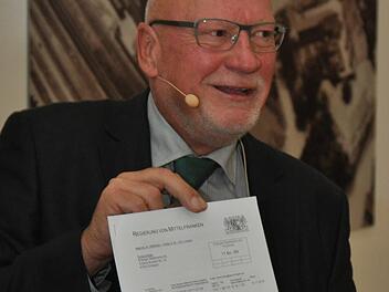 Stadtwerke-Chef Wolfgang Geus mit der Schloti-Genehmigung aus Ansbach A. Samsa/Stadtwerke