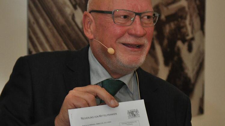 Stadtwerke-Chef Wolfgang Geus mit der Schloti-Genehmigung aus Ansbach A. Samsa/Stadtwerke