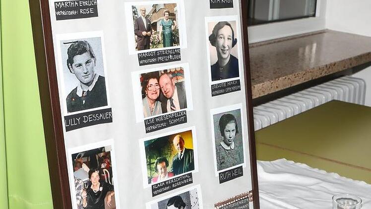 Mit Fotos, die zum Teil aus den Schülerinnenakten stammen, gedachten die Gymnasiastinnen der ehemaligen Eichendorff-Schülerinnen.  Foto: Barbara Herbst