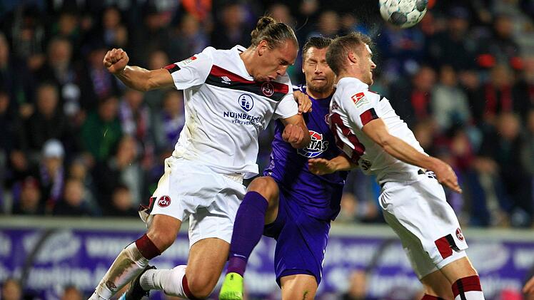 FC Erzgebirge Aue - 1. FC N&uuml;rnberg im Erzgebirgsstadion. N&uuml;rnbergs Michael Frey (l) und Lukas J&auml;ger nehmen den Auer S&ouml;ren Gonther (M) in die Zange. Foto: Daniel Sch&auml;fer/dpa-Zentralbild/dpa