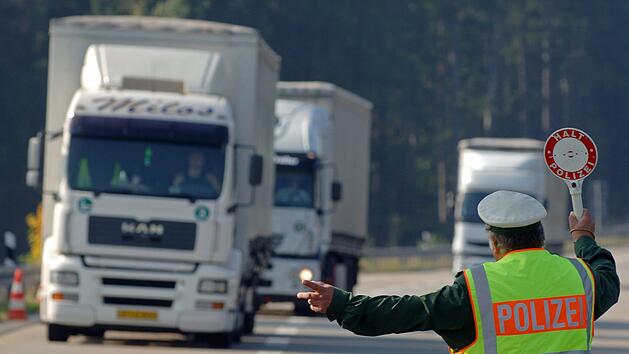 Polizei-Kontrolle auf A3 bei Burghaslach: Lkw-Fahrer f&auml;llt fast aus F&uuml;hrerhaus