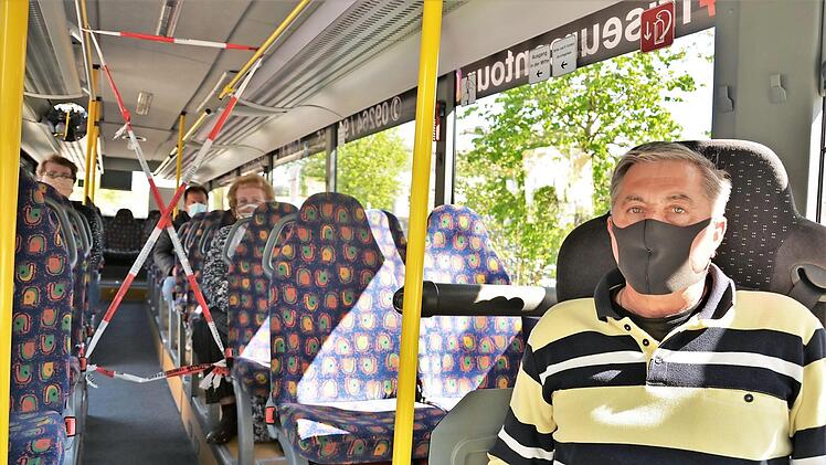 Im Bus von Harald Motschmann halten sich die Fahrgäste an Mindestabstand und Maskenpflicht.