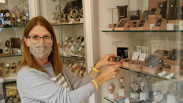 Ulrike Zehner von Sammeln & Schenken bietet Artikel wie einzelne andere Hammelburger Kollegen im Laden und im Internet an. Foto: Wolfgang D&uuml;nnebier