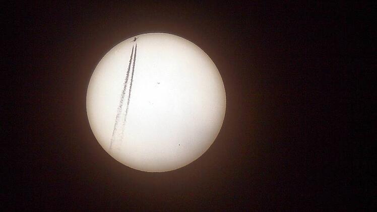 florian Bleymann flugzeug vor Sonne