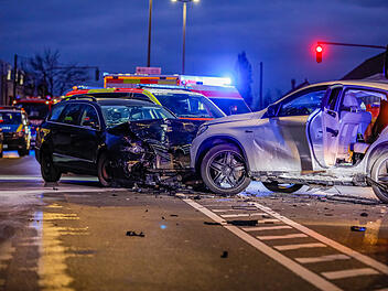 Heftiger Unfall in Fürth mit zwei Verletzten: Auto parkt aus - anderer Wagen "fährt massiv dagegen" Heftiger Unfall in Fürth mit zwei Verletzten: Auto parkt aus - anderer Wagen "fährt massiv dagegen"