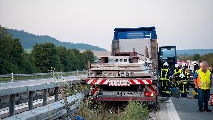 Lkw rauscht nach Reifenplatzer auf A9 im Kreis Roth in die Mittelleitplanke