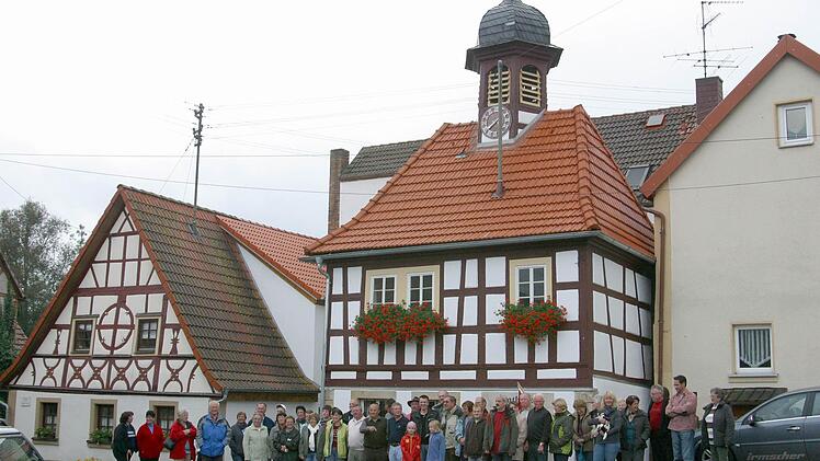 Eine der guten Taten der Heimatgemeinschaft, die vor einigen Jahren dem historischen Rathaus wieder ein funktionstüchtiges Uhrwerk verschaffte. Die "Schrollnhüpfer" (unser Bild aus dem Jahr 2009 zeigt einige von ihnen) sind noch heute stolz auf das fertige Werk.  Foto: Schmidbauer