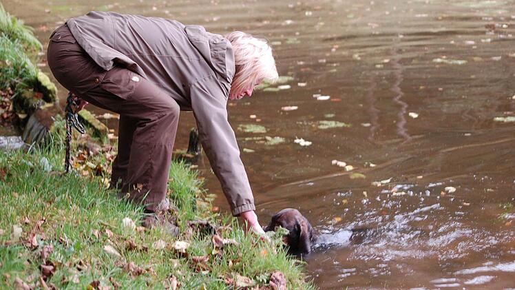 Roswitha Eckstein trainiert mit ihrem Hund die Wasserarbeit. Foto: Rainer Lutz