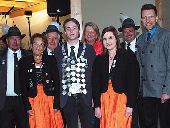 Der Vorsitzende Robert Eichhorn, der 3. Bürgermeister Winfried Weinbeer, die 2. Bürgermeisterin Sabine Rießner, der Schützenmeister Frank Reißmann und der Bürgermeister Andreas Hügerich (hinten von links) beglückwünschten das neue Königshaus mit der 2. Ritterin Ingrid Heublein, dem Schützenkönig Ludwig Eichhorn und der 1. Ritterin Anna Kuchlbauer (vorne von links). Foto: Alfred Thieret