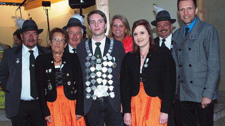 Der Vorsitzende Robert Eichhorn, der 3. Bürgermeister Winfried Weinbeer, die 2. Bürgermeisterin Sabine Rießner, der Schützenmeister Frank Reißmann und der Bürgermeister Andreas Hügerich (hinten von links) beglückwünschten das neue Königshaus mit der 2. Ritterin Ingrid Heublein, dem Schützenkönig Ludwig Eichhorn und der 1. Ritterin Anna Kuchlbauer (vorne von links). Foto: Alfred Thieret