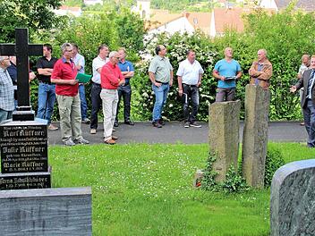 Baumbestattungen sind ab sofort auf dem Friedhof in Poppenlauer möglich. Unser Foto zeigt den Gemeinderat bei einem Termin vor Ort. Ganz rechts Bürgermeister Matthias Klement. Foto: Dieter Britz