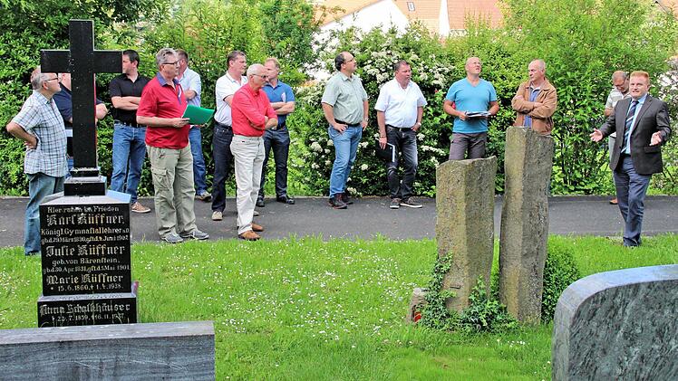 Baumbestattungen sind ab sofort auf dem Friedhof in Poppenlauer möglich. Unser Foto zeigt den Gemeinderat bei einem Termin vor Ort. Ganz rechts Bürgermeister Matthias Klement. Foto: Dieter Britz