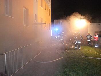 Immer wieder drang Rauch aus den Kellerräumen.  Foto: Friedwald Schedel