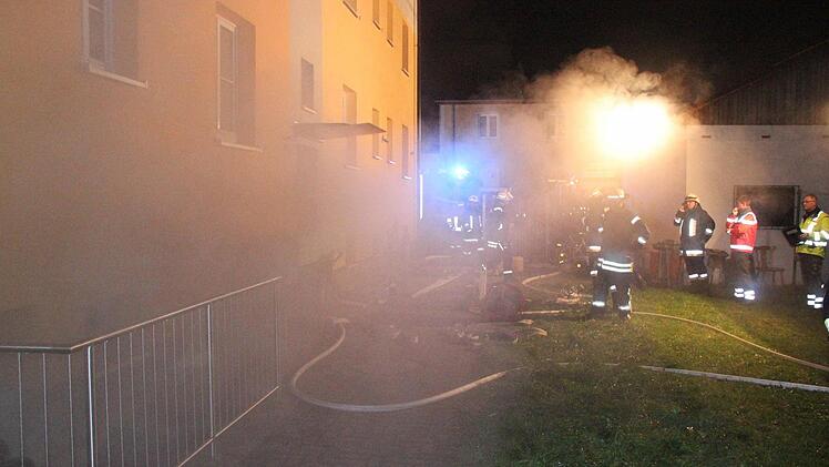 Immer wieder drang Rauch aus den Kellerräumen.  Foto: Friedwald Schedel