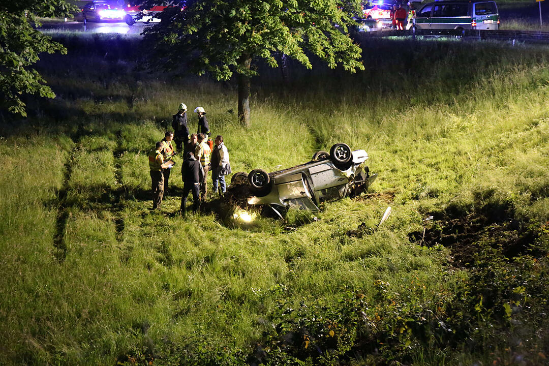 Auto kommt bei Hof von B15 ab