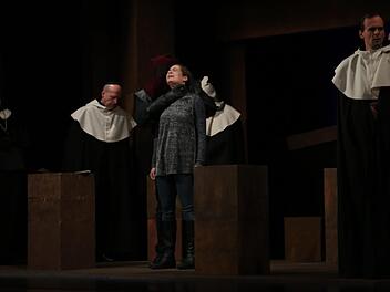 "Die Jungfrau von Orléans" wurde zum Auftakt der neuen Spielzeit des Kronacher Kreiskulturrings gezeigt. Foto: Mariell Dörrschmidt