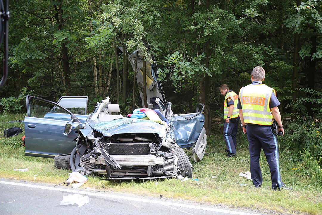 Frontalcrash in Oberfranken: Fahrer bei Unfall eingeklemmt und schwer verletzt