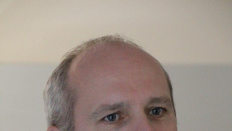 In die Räume der neuen Intensivstation am Kreiskrankenhaus St. Anna in Höchstadt   wurde millionenschwer investiert. Im Bild: Verwaltungsleiter Albert Prickarz Foto: Christian Bauriedel