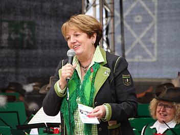 Bürgermeisterin Brigitte Meyerdierks freut sich schon auf das Jubiläumsstadtfest. Unser Archivbild zeigt sie bei der Eröffnung des Stadtfests 2018. Foto: Ulrike Müller