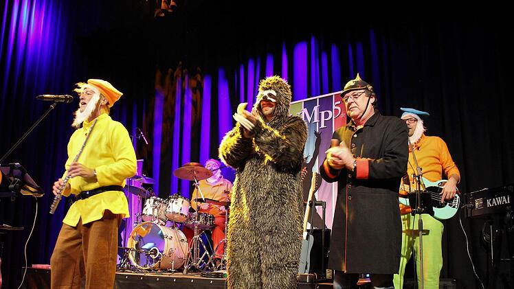 Die Musiker und Cheforganisator Johannes Riegler (rechts)