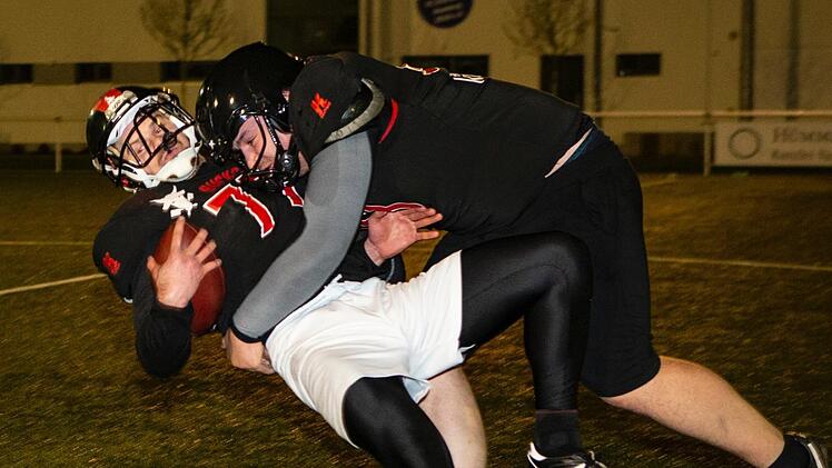 Ungleicher Zweikampf: Sportreporter Sven D&ouml;rr (86 kg, links) wird von Tobias Vorreiter (132 kg), Linebacker der Bamberg  Bucks, in seine Schranken gewiesen.   Matthias  Hoch