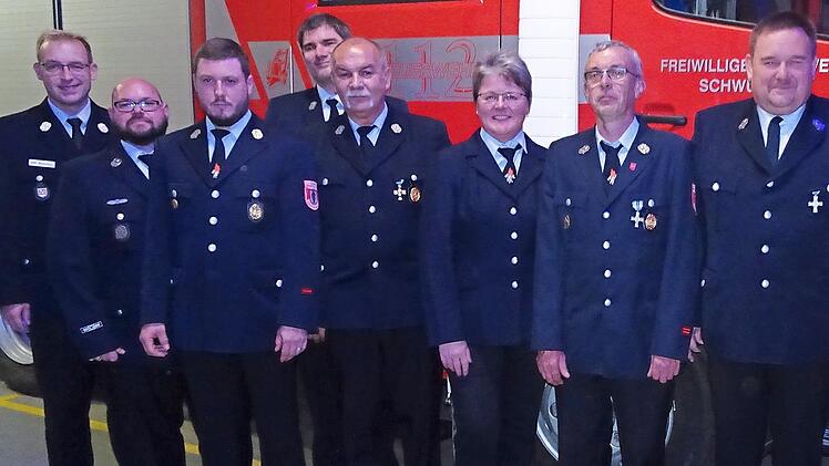 F&uuml;r langj&auml;hrige aktive T&auml;tigkeit und Vereinszugeh&ouml;rigkeit sind mehrere Mitglieder der Feuerwehr Sch&uuml;rbitz von Kreisbrandmeister Tobias Winterbauer (l.) geehrt worden.