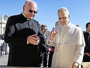 Papst Leo segnet die Kreuze für die Höchstadter Klassenzimmer.