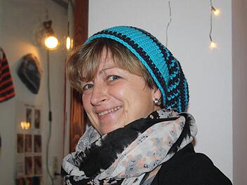 Hannelore Christian trägt ihre Häkelmützen auch selbst. Fotos: Sonja Werner