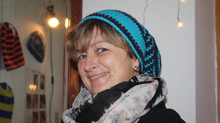 Hannelore Christian trägt ihre Häkelmützen auch selbst. Fotos: Sonja Werner