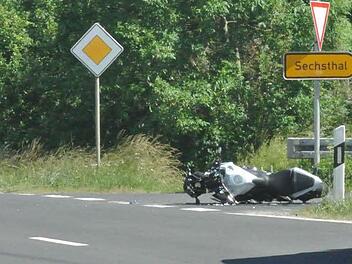 Das Unfall-Motorrad kam in der Einmündung nach Sechsthal zu liegen.  Fotos: Brigitte Krause