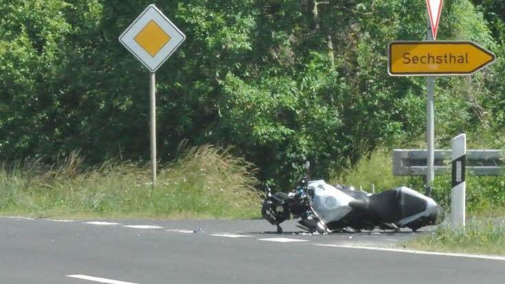 Das Unfall-Motorrad kam in der Einmündung nach Sechsthal zu liegen.  Fotos: Brigitte Krause