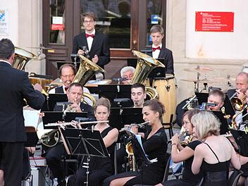 Das sinfonische Orchester Kasendorf auf dem Kulmbacher Marktplatz. Foto: Katharina Müller-Sanke