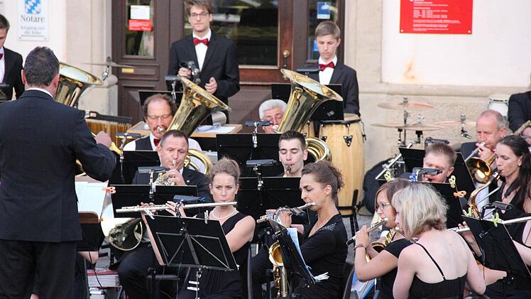 Das sinfonische Orchester Kasendorf auf dem Kulmbacher Marktplatz. Foto: Katharina Müller-Sanke