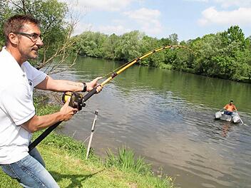 Bernd Lotz (links) zeigt, was unter einem Wallerdrill zu verstehen ist. Im Boot mimt Martin Goller einen Waller.  Fotos: Gerda Völk