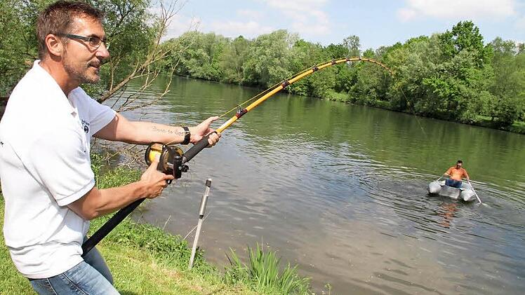 Bernd Lotz (links) zeigt, was unter einem Wallerdrill zu verstehen ist. Im Boot mimt Martin Goller einen Waller.  Fotos: Gerda Völk