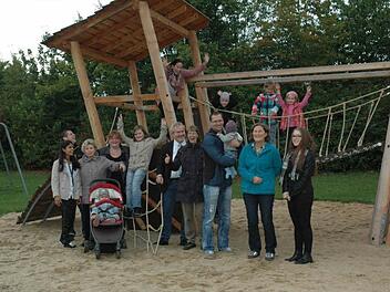 Auf der Spielkombination "Schief und Turm" eröffneten Kinder, Eltern und Grünflächenamt den Spielplatz "Mittelstück".Foto: Edwin Meißinger