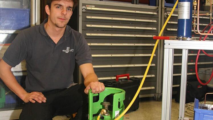 "Ich fülle jetzt das Kältemittel ein", sagt Dennis Höner (21) aus Bielefeld in Nordrhein-Westfahlen.