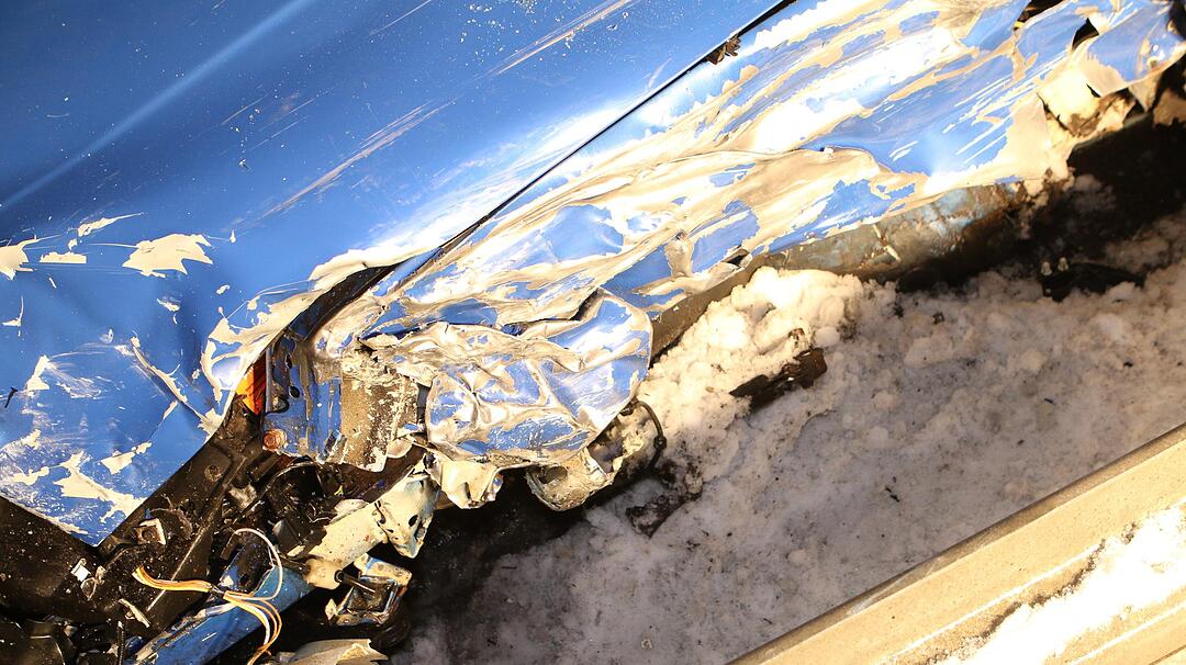 Frontalzusammenstoss auf der B2 fordert zwei verletzte Personen