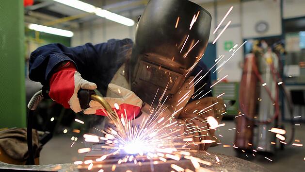 Auszubildende bei Schweißerarbeiten Foto: Oliver Berg, dpa