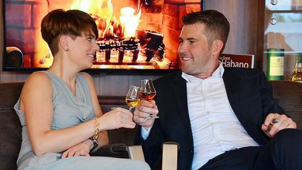 Ute und Thomas Schmidhuber stoßen gemeinsam in ihrer GenussLounge auf das besondere Jubiläum an!