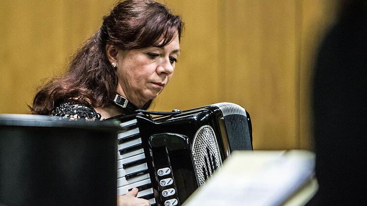Reichlich Applaus verdiente sich der Musizierkreis Neustadt unter Leitung von Norbert Luche bei seinem Neujahrskonzert.Foto: Jochen Berger