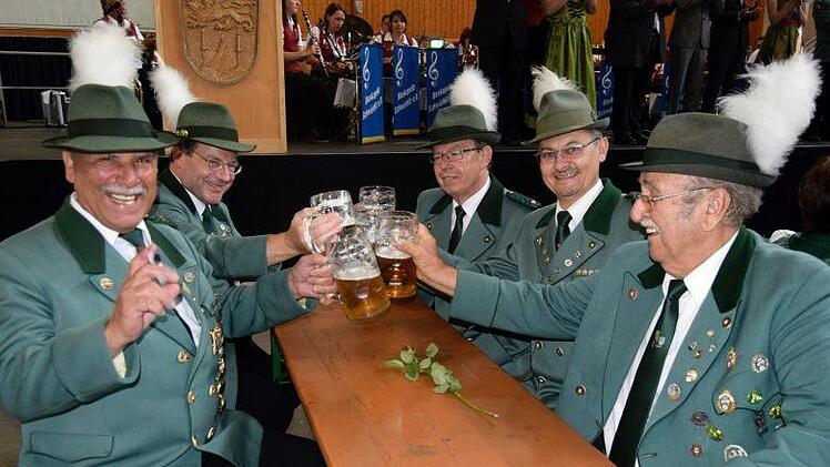 Ein Prosit zur offiziellen Eröffnung des Lichtenfelser Schützenfestes