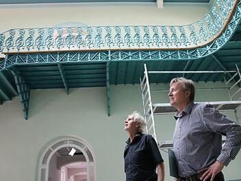 Selbst Erwin Full vom Staatlichen Bauamt (links) und Architekt Ralf Alsheimer staunen, wie schön unter anderem die Treppenhäuser des neuen Behördenzentrums im Luitpoldbad geworden sind. Foto: Ralf Ruppert